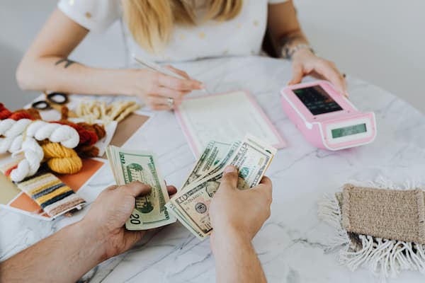 炒黄金震荡期适合做顺势还是反手？